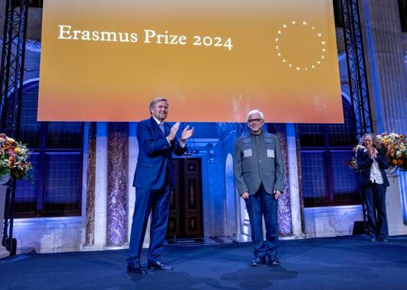26-11-2024 Amsterdam King Willem-Alexander attend the award ceremony of the Erasmus Prize of 150.000 euro to Indian writer Amitav Ghosh (Kolkata, 1956) at the Royal palace in Amsterdam. Â  Copyright: xPPEx