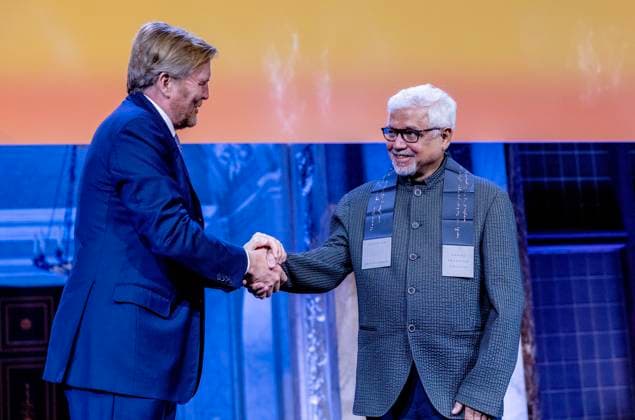 26-11-2024 Amsterdam King Willem-Alexander attend the award ceremony of the Erasmus Prize of 150.000 euro to Indian writer Amitav Ghosh (Kolkata, 1956) at the Royal palace in Amsterdam. Â  Copyright: xPPEx