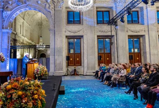 26-11-2024 Amsterdam King Willem-Alexander attend the award ceremony of the Erasmus Prize of 150.000 euro to Indian writer Amitav Ghosh (Kolkata, 1956) at the Royal palace in Amsterdam. Â  Copyright: xPPEx