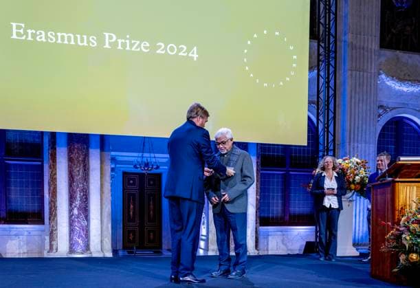 26-11-2024 Amsterdam King Willem-Alexander attend the award ceremony of the Erasmus Prize of 150.000 euro to Indian writer Amitav Ghosh (Kolkata, 1956) at the Royal palace in Amsterdam. Â  Copyright: xPPEx