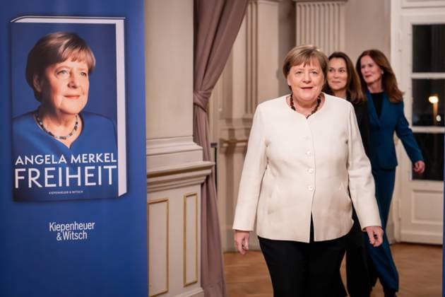 News Themen der Woche KW48 Bilder des Jahres 2024, News 11 November News Bilder der Tages Buchpremiere Memoiren Freiheit von Dr. Angela Merkel Dr. Angela Merkel, Bundeskanzlerin a.D. bei ihrer Ankunft beim Photocall gemeinsam mit Anne Will, Journalistin und Moderatorin des Abends und Kerstin Gleba, Verlegerin Kiepenheuer und Witsch und das Logo ein Abbild ihres neuen Buches bei der Buchpremiere und Vorstellung der Memoiren von Dr. Angela Merkel mit dem Titel Freiheit im Deutsches Theater, Berlin , 26.11.2024 Berlin Berlin Deutschland *** Book Premiere Memoirs Freedom by Dr Angela Merkel Dr Angela Merkel, former German Chancellor on her arrival at the photocall together with Anne Will, journalist and host of the evening and Kerstin Gleba, publisher Kiepenheuer und Witsch and the logo an image of her new book at the book prem