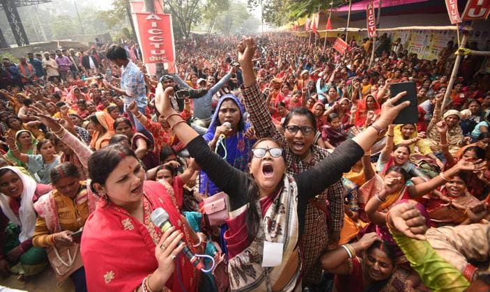 Bilder des Jahres 2024, News 11 November News Bilder der Tages PATNA, INDIA - NOVEMBER 26: Members of Bihar Jeevika Didi Cadre Sangh stage a protest demanding a hike in their wages, at Gardanibag on November 26, 2024 in Patna, India. (Photo by Santosh Kumar Hindustan Times ) Bihar Politics And Governance