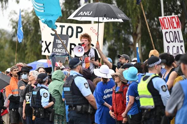 Bilder des Jahres 2024, News 11 November CLIMATE RALLY CANBERRA, Rising Tide protestors are seen during a climate protest outside Parliament House in Canberra, Wednesday, November 27, 2024. ( NO ARCHIVING, EDITORIAL USE ONLY, NO USE IN BOOKS WITHOUT CONSENT CANBERRA AUSTRALIAN CAPITAL TERRITORY AUSTRALIA  Copyright: xLUKASxCOCHx 20241127145951289688
