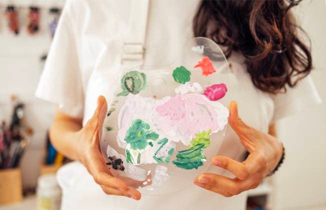 Creative Highlights Symbolbilder Nahaufnahme von gepflegten Frauenhänden, die eine Plastikpalette mit gemischten Farben halten. Junge Frau in Freizeitkleidung und Schürze in einem Kunstatelier Close-up of well-groomed female hands holding plastic palette with mixed colors. Young woman in casual clothes and apron in art studio. Girl at painting workshop. Creative activity or hobby ,model released, Symbolfoto Copyright: xZoonar.com DashaxPetrenkox 22303690 ,model released, Symbolfoto ,property released