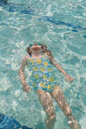 Creative Highlights Symbolbilder 9 year old girl floating on back in outdoor pool Baltimore, Maryland, United States CR_HHXY241125-1300882-01 ,model released, Symbolfoto