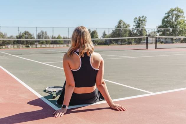 Creative Highlights Symbolbilder Tennis player sitting on the court, resting with a racket nearby United States, Washington, Cheney CR_XICN24112588-1583864-01 ,model released, Symbolfoto