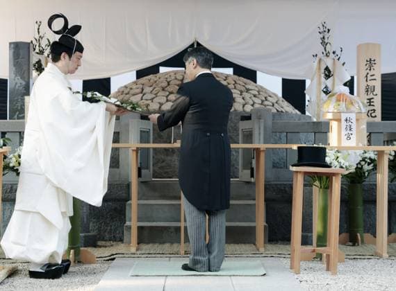 Entertainment Themen der Woche KW48 Entertainment Bilder des Tages Japan s imperial family members visit Princess Yuriko s tomb Japan s Emperor Naruhito (R) visits the tomb of Princess Yuriko at the Toshimagaoka Cemetery for the imperial family in Tokyo on Nov. 27, 2024. Princess Yuriko, the oldest member of the Japanese imperial family and great-aunt of the emperor, died at age 101 on Nov. 15.  A14AA0003788182P