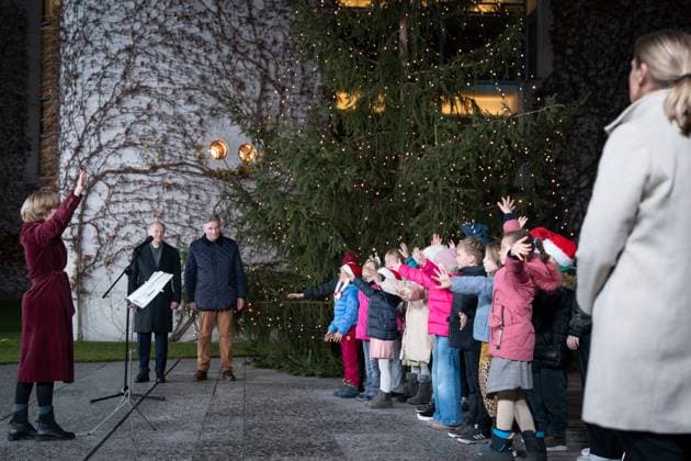 Entertainment Themen der Woche KW48 Uebergabe des Weihnachtsbaumes an den Bundeskanzler Bundeskanzler Olaf Scholz gemeinsam mit Prof. Dr. Andreas Bitter, Praesident AGDW - Die Waldeigentuemer e.V. und dem inderchor der Brueder-Grimm-Grundschule bei der Uebergabe des Weihnachtsbaumes an den Bundeskanzler im Ehrenhof des Bundeskanzleramtes, Berlin , 27.11.2024 Berlin Berlin Deutschland *** Handover of the Christmas tree to the Federal Chancellor Federal Chancellor Olaf Scholz together with Prof Dr Andreas Bitter, President AGDW Die Waldeigentuemer e V and the childrens choir of the Brueder Grimm elementary school at the handover of the Christmas tree to the Federal Chancellor in the cour dhonneur of the Federal Chancellery, Berlin , 27 11 2024 Berlin Berlin Germany