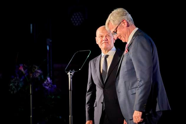 News Themen der Woche KW48 News Bilder des Tages DIHK - Olaf Scholz + Martin Wansleben EUR, DEU, Berlin, 27.11.2024: v.l.n.r. Bundeskanzler Olaf Scholz (SPD) hält eine Rede anlässlich der Verabschiedung des DIHK-Hauptgeschäftsführer Martin Wansleben. Die Veranstaltung findet im ehemaligen Multiplexkino Coloseum im Prenzlauer Berg statt. *** DIHK Olaf Scholz Martin Wansleben EUR, DEU, Berlin, 27 11 2024 v l n r Federal Chancellor Olaf Scholz SPD gives a speech on the occasion of the farewell of DIHK Managing Director Martin Wansleben The event takes place in the former multiplex cinema Coloseum in Prenzlauer Berg