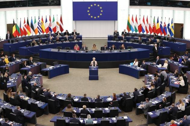 News Themen der Woche KW48 News Bilder des Tages (241128) -- STRASBOURG, Nov. 28, 2024 -- European Commission President Ursula von der Leyen (C) makes a statement at the headquarters of European Parliament in Strasbourg, France, Nov. 27, 2024. TO GO WITH Roundup: European Parliament approves new European Commission ) (FOCUS)FRANCE-STRASBOURG-EUROPEAN PARLIAMENT-EUROPEAN COMMISSION-APPROVAL ZhaoxDingzhe 