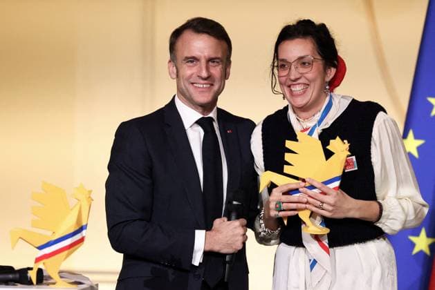 Macron Presides Over Young Talented Entrepreneur Award Ceremony - Paris President Emmanuel Macron hands over to Romane Petagna Romando, the coup de coeur award during the award ceremony for young talented entrepreneurs from immigration suburbs in France at the Elysee Palace in Paris, France on November 27, 2024. Photo by Stephane Lemouton Pool ABACAPRESS.COM Paris France  Copyright: xLemoutonxStephane Pool ABACAx