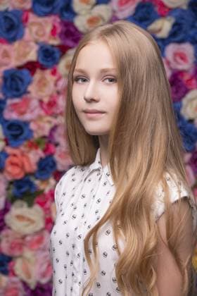Hübsche Teenager Blondine ihr langes Haar lose tragen weißes Hemd Taille bis Porträt gegen Blume Wand Pretty teenaged blonde her long hair loose wearing white shirt waist up portrait against flower wall Copyright: imageBROKER AndreyxGuryanov ibxgur11824470.jpg ,model released, Symbolfoto ,property released