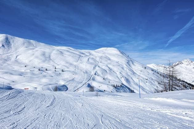 Skipisten in den Bergen um Bormio Ski Resort Ski slopes on the mountains around Bormio Ski resort Copyright: imageBROKER NicolaxColombo ibxiqx11783138.jpg