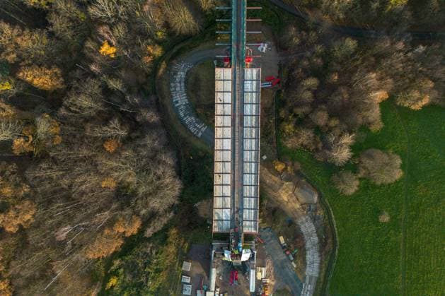 Bilder des Jahres 2024, News 11 November Bau Gottleubatalbrücke Pirna Bau der 916m langen und 70 m hohen Gottleubatalbrücke im sächsischen Pirna >> Luftaufnahme mit einer Drohne << Pirna Sachsen Deutschland *** Construction Gottleuba Valley Bridge Pirna Construction of the 916 m long and 70 m high Gottleuba Valley Bridge in Pirna, Saxony Aerial view with a drone Pirna Saxony Germany Daniel Wagner