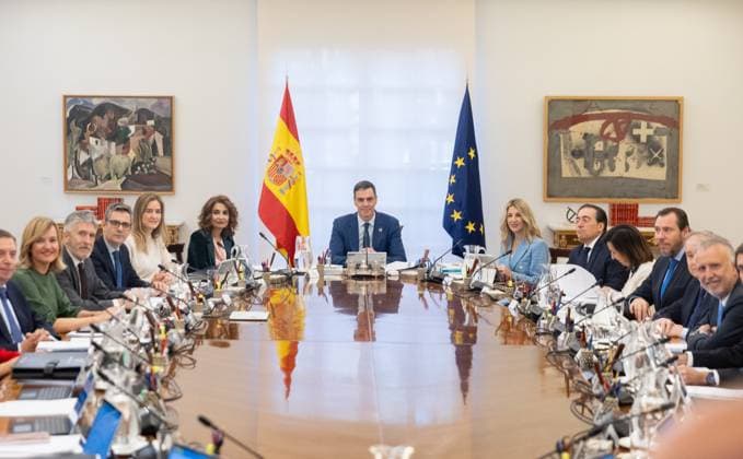 News Themen der Woche KW48 News Bilder des Tages The Council of Ministers approves a package of 60 measures for the DANA valued at 2 274 million The President of the Government, Pedro Sánchez c , together with his team of ministers, during a meeting of the Council of Ministers, at La Moncloa Palace, on November 28, 2024, in Madrid Spain The Council of Ministers, which is being held today in an extraordinary manner, approves a new aid package of 2,274 million euros to replace the vehicle fleet and the productive fabric affected by the DANA This third package of measures for those affected by the DANA will include 60 measures for the return to normality and will include a plan of 465 million euros for the renewal of the vehicle fleet damaged by the DANA 28 NOVEMBER 2024 COUNCIL OF MINISTER  Copyright: xEduardoxParrax 6371781