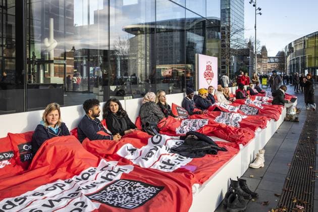 Bilder des Jahres 2024, News 11 November News Bilder des Tages AMSTERDAM - A 20-meter-long bed stands on Museumplein in the run-up to World AIDS Day. On the bed, passersby are invited to have a conversation about HIV and AIDS. ANP DINGENA MOL netherlands out - belgium out  Copyright: xx x514439232x originalFilename: 514439232.jpg
