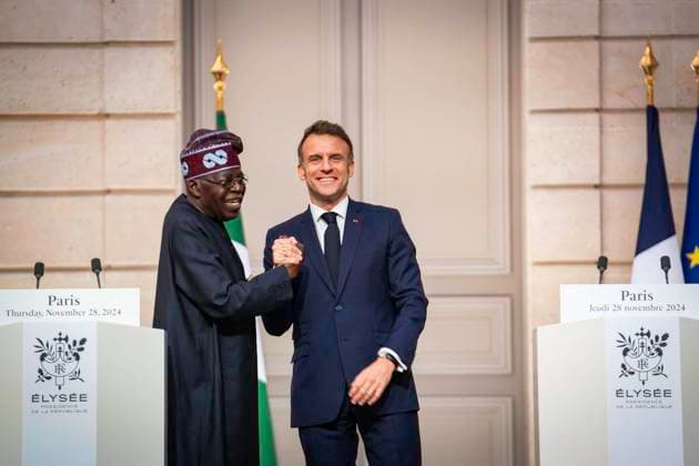 Bilder des Jahres 2024, News 11 November News Bilder des Tages President Macron And President Tinubu Joint Press Conference - Paris French President Emmanuel Macron (R) and Nigerian president Bola Tinubu shake hands as theyr arrive to give a press conference following a meeting at the Elysee palace in Paris, on November 28, 2024. Photo by Gabrielle Cezard Pool ABACAPRESS.COM Paris France  Copyright: xCezardxGabrielle Pool ABACAx
