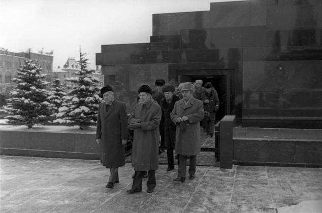 Archivbilder der Woche KW48 President of French National Assembly Louis Mermaz visits Moscow 8817377 12.12.1985 President of the French National Assembly Louis Mermaz, center, tours Lenin Mausoleum on Moscow s Red Square during his official visit to the USSR. Sergey Guneev Moscow Russia  Copyright: xSergeyxGuneevx