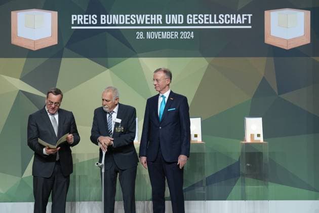 Presentation of the Bundeswehr and Society 2024 Award Defense Minister Boris Pistorius together with Klaus Kunzmann and Dr Gerd Landsbergwith the award at the presentation of the Bundeswehr and Society 2024 Award, Berlin, 28 11 2024 Berlin Berlin Germany