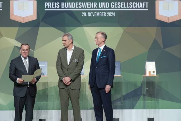 Presentation of the Bundeswehr and Society 2024 Award Defense Minister Boris Pistorius together with senior student Oliver Sluka and Dr Gerd Landsberg with the prize at the presentation of the Bundeswehr and Society 2024 Award, Berlin, 28 11 2024 Berlin Berlin Germany