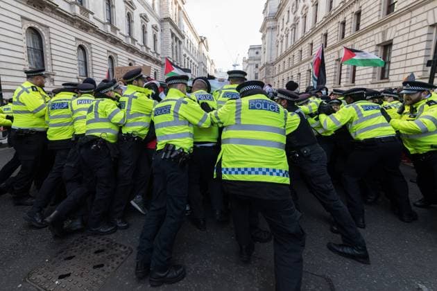 Bilder des Jahres 2024, News 11 November News Bilder des Tages Protest For Arms Embargo On Israel In London LONDON, UNITED KINGDOM - NOVEMBER 28, 2024: Pro-Palestine demonstrators scuffle with police officers after a protest outside Foreign, Commonwealth and Development Office in London, United Kingdom on November 28, 2024. Demonstrators called on the British government to impose an immediate arms embargo on Israel. London United Kingdom  Copyright: xWIktorxSzymanowiczx originalFilename: szymanowicz-protestf241128_npTe8.jpg