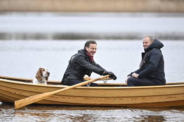 News Themen der Woche KW48 News Bilder des Tages Sweden s Prime Minister Ulf Kristersson with his dog Winston amd Poland s Prime Minister Donald Tusk take a trip in the rowing boat Harpsundsekan during Thursday s summit at Harpsund where a new strategic bilateral cooperation agreement between Sweden and Poland was signed during Thursday s summit at Harpsund, Sweden, 28 November 2024. FLEN SWEDEN x10060x *** Sweden s Prime Minister Ulf Kristersson with his dog Winston amd Poland s Prime Minister Donald Tusk take a trip in the rowing boat Harpsundsekan during Thursday s summit at Harpsund where a new strategic bilateral cooperation agreement between Sweden and Poland was signed during Thursday s summit at Harpsund, Sweden, 28 November 2024 FLEN SWEDEN x10060x  Copyright: xHenrikxMontgomery TTx NORDIC-BALTIC SUMMIT IN SWEDEN hD2wPLy7gOA