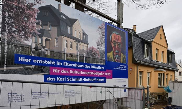 Probeziehen der Lok Hegel Die Mühle Rottluff , das Elternhaus von Maler Karl Schmidt-Rottluff und das spätere Wohnhaus in Chemnitz werden mit Hochdruck zu einer Begegnungsstätte mit dem berühmten Expressionisten umgebaut. Am 1. Dezember , dem 140. Geburtstag des Malers, wird der Förderverein die Wohnmühle offiziell eröffnen. Diese bedeutende Maßnahme ist Teil der Vorbereitungen auf das Kulturhauptstadtjahr ab Januar 2025. Das Mühlengebäude an der Limbacher Straße 382, in dem der Expressionist 21 Jahre seine Kindheit und Jugendzeit verbrachte, ist denkmalgerecht saniert und vom Förderverein als Technisches Denkmal und Begegnungsstätte eingerichtet. Im wenige Meter daneben liegenden Landhaus das unter Regie der Kunstsammlunge Chemnitz_Schmidt-Rottluff_0052811-24