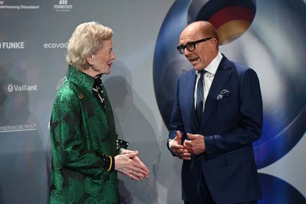 Mary ROBINSON, UN High Commissioner for Human Rights Stefan SCHULZE HAUSMANN, Chairman of the Board of the German Sustainability Award Foundation Red carpet, red carpet show, arrival, German Sustainability Award ceremony in Duesseldorf on 28 11 2024