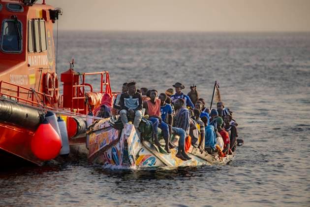 News Bilder des Tages Arrival of a new cayuco with 136 migrants to El Hierro Dozens of migrants rescued by Salvamento Marítimo near the Port of La Restinga, on November 28, 2024, in El Hierro, Santa Cruz de Tenerife, Tenerife, Canary Islands Spain A cayuco with 136 people on board has been located 10 miles off the island of El Hierro Salvamento Marítimo has come to their rescue and brought them to the port of La Restinga where 40 women and 17 minors have disembarked. The wooden boat comes from Senegal 28 NOVEMBER 2024 CAYUCO MIGRANTS IMMIGRATION IMMIGRANTS PATERA SALVAMENTEO El Hierro, Santa Cruz de Tenerif El Hierro, Santa Cruz de Tenerif Spain  Copyright: xAntonioxSemperex 6373468