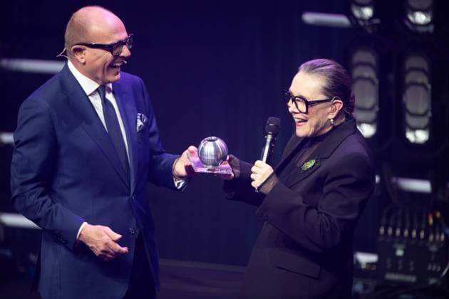 Stefan SCHULZE HAUSMANN, Chairman of the Board of the German Sustainability Award Foundation, presents the German Sustainability Award to Dani KLEIN, singer, musician, German Sustainability Award ceremony in Duesseldorf on 28 11 2024