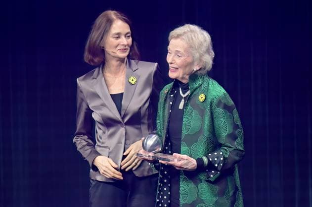 German Sustainability Award 2024 on 28 11 2024 at the Maritim Hotel in Düsseldorf Dr Katarina Barley Vice-President of the EU Parliament , left, presents the award to Mary Robinson Former President of Ireland, UN High Commissioner for Human Rights xJFx