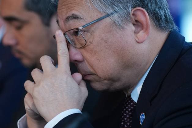 November 28, 2024, Vancouver, Bc, CANADA: Singapore Deputy Prime Minister and Minister for Trade and Industry Gan Kim Yong adjusts his glasses while listening during the closing news conference at the Comprehensive and Progressive Agreement for Trans-Pacific Partnership (CPTPP) commission meeting, in Vancouver, on Thursday, November 28, 2024. Vancouver CANADA  - ZUMAc35_ 20241128_zaf_c35_101 Copyright: xDarrylxDyckx