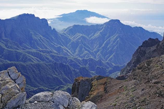 Creative Highlights World Weitläufige Gebirgslandschaft mit imposanten Felsen und Wolken, Blick in die Caldera de Taburiente, Roques de los Muchachos, La Palma, Kanaren, Spanien, Europa Expansive mountain landscape with imposing cliffs and clouds, view of the Caldera de Taburiente, Roques de los Muchachos, La Palma, Canary Islands, Spain, Europe Copyright: imageBROKER ReinhardxPantke iblrpa11828136.jpg