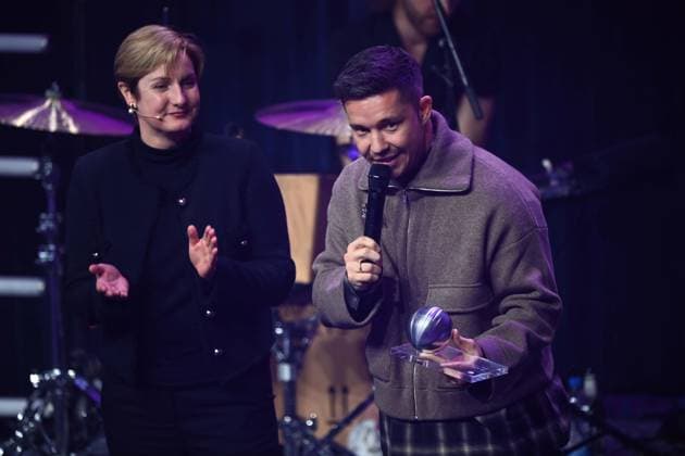 Nico SANTOS, singer, musician, receives the German Sustainability Award, on the left laudator Barbara GRUNER, German Sustainability Award ceremony in Duesseldorf on 28 11 2024