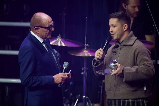 Nico SANTOS, singer, musician, receives the German Sustainability Award, left Stefan SCHULZE HAUSMANN, Chairman of the Board of the German Sustainability Award Foundation German Sustainability Award ceremony in Duesseldorf on 28 11 2024