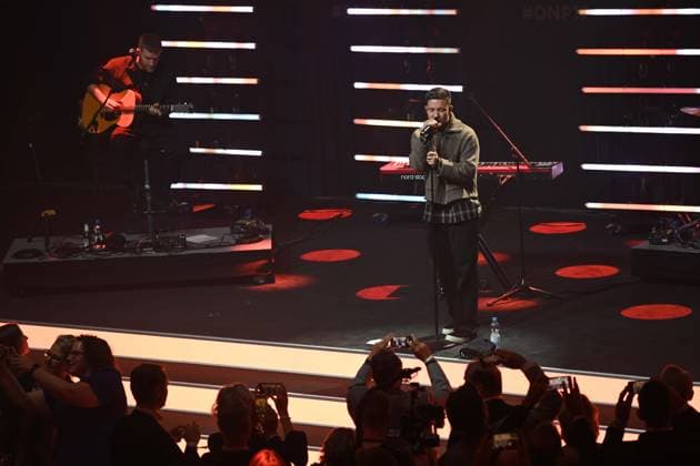 Nico SANTOS, singer, musician, receives the German Sustainability Award, here at his concert, singing, vocals, German Sustainability Award ceremony in Duesseldorf on 28 11 2024