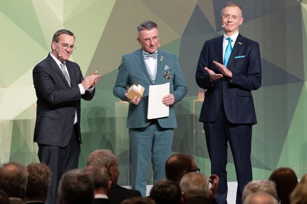 28 11 2024, Bundeswehr and Society Prize Award ceremony 2024 in the Paul Löbe House of the German Bundestag in Berlin Mayor AndrÃ Heinrich accepts the prize in the local authorities category on behalf of the town of Marienberg in Saxony Minister Pistorius on the left, Honorary Managing Director of the German Association of Towns and Municipalities Dr Gerd