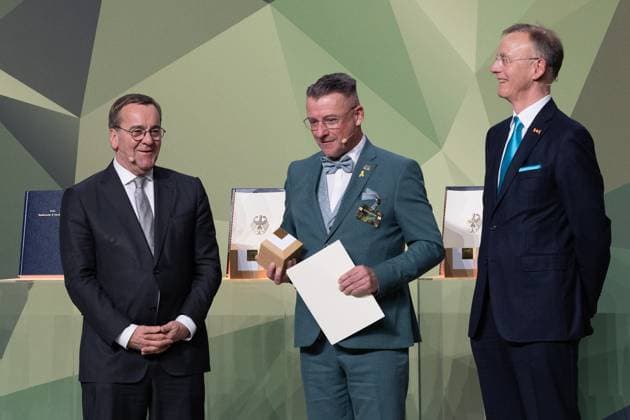 28 11 2024, Bundeswehr and Society Prize Award ceremony 2024 in the Paul Löbe House of the German Bundestag in Berlin Mayor AndrÃ Heinrich accepts the prize in the local authorities category on behalf of the town of Marienberg in Saxony Minister Pistorius on the left, Honorary Managing Director of the German Association of Towns and Municipalities Dr Gerd