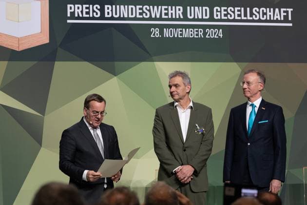 28 11 2024, Bundeswehr and Society Award Award ceremony 2024 at the Paul Löbe Haus of the German Bundestag in Berlin In the Education and Culture category, the award is presented to Vocational School 7 in Augsburg It is accepted on behalf of Oliver Sluka, Senior Director of Stu