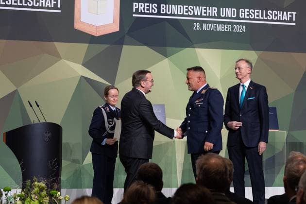 28 11 2024, Bundeswehr and Society Award Award ceremony 2024 at the Paul Löbe Haus of the German Bundestag in Berlin As an individual, Staff Sergeant Michael Eichstaedt, Bundeswehr Operational Command, receives the award for his project and his work on the Forest of Remembrance Here w