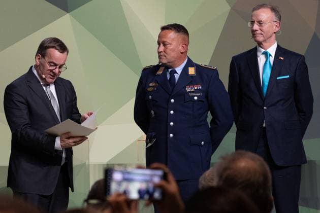 28 11 2024, Bundeswehr and Society Award Award ceremony 2024 at the Paul Löbe Haus of the German Bundestag in Berlin As an individual, Staff Sergeant Michael Eichstaedt, Bundeswehr Operational Command, receives the award for his project and his work on the Forest of Remembrance Here w