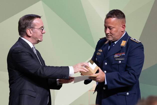 28 11 2024, Bundeswehr and Society Award Award ceremony 2024 at the Paul Löbe House of the German Bundestag in Berlin As an individual, Staff Sergeant Michael Eichstaedt, Bundeswehr Operational Command, receives the award from Defense Minister Boris Pistorius SPD for his project and his work on the Berlin Forest of Remembrance