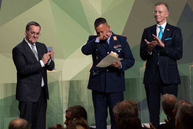 28 11 2024, Bundeswehr and Society Award Award ceremony 2024 at the Paul Löbe Haus of the German Bundestag in Berlin As an individual, Staff Sergeant Michael Eichstaedt, Bundeswehr Operational Command, receives the award for his project and his work on the Forest of Remembrance Here w