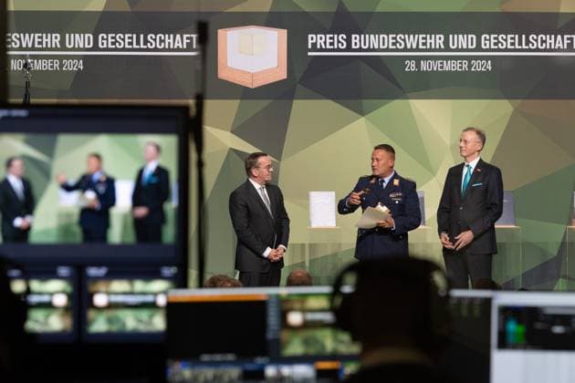 28 11 2024, Bundeswehr and Society Award Award ceremony 2024 at the Paul Löbe Haus of the German Bundestag in Berlin As an individual, Staff Sergeant Michael Eichstaedt, Bundeswehr Operational Command, receives the award for his project and his work on the Forest of Remembrance Here w