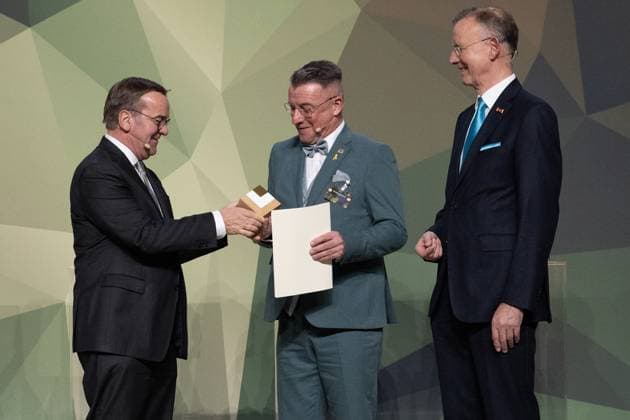 28 11 2024, Bundeswehr and Society Prize Award ceremony 2024 in the Paul Löbe House of the German Bundestag in Berlin Mayor AndrÃ Heinrich accepts the prize in the local authorities category on behalf of the town of Marienberg in Saxony Minister Pistorius on the left, Honorary Managing Director of the German Association of Towns and Municipalities Dr Gerd