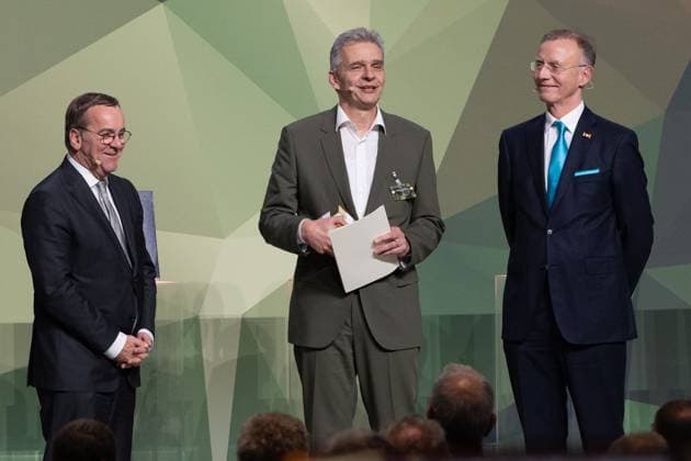 28 11 2024, Bundeswehr and Society Award Award ceremony 2024 at the Paul Löbe Haus of the German Bundestag in Berlin In the Education and Culture category, the award is presented to Vocational School 7 in Augsburg It is accepted on behalf of Oliver Sluka, Senior Director of Stu