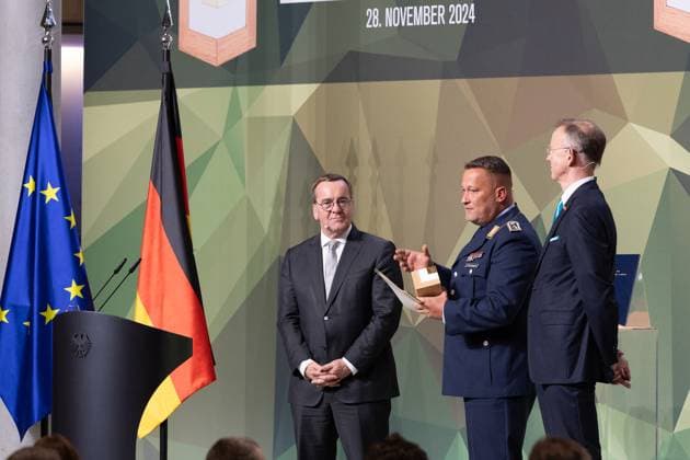 28 11 2024, Bundeswehr and Society Award Award ceremony 2024 at the Paul Löbe Haus of the German Bundestag in Berlin As an individual, Staff Sergeant Michael Eichstaedt, Bundeswehr Operational Command, receives the award for his project and his work on the Forest of Remembrance Here w