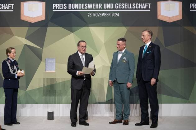 28 11 2024, Bundeswehr and Society Prize Award ceremony 2024 in the Paul Löbe House of the German Bundestag in Berlin Mayor AndrÃ Heinrich accepts the prize in the local authorities category on behalf of the town of Marienberg in Saxony Minister Pistorius on the left, Honorary Managing Director of the German Association of Towns and Municipalities Dr Gerd