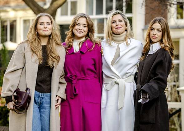 Bilder des Jahres 2024, Entertainment 11 November Entertainment Bilder des Tages AMSTERDAM - Princess Amalia, Princess Ariane, Queen Maxima and Princess Alexia during a traditional photo session of the royal family at the Begijnhof. ANP REMKO DE WAAL netherlands out - belgium out  Copyright: xx x514508448x originalFilename: 514508448.jpg