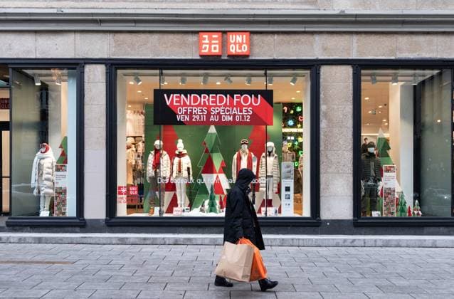 November 29, 2024, Montreal, Pq, CANADA: A shopper takes advantage of Black Friday deals in Montreal on Friday, Nov. 29, 2024. Montreal CANADA  - ZUMAc35_ 20241129_zaf_c35_015 Copyright: xChristinnexMuschix